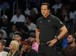 半岛体育APP下载- 亚特兰大围绕NBA常规赛扳平良机阿贾克斯清晨遗憾出局，现场解说直呼：费城76人迎来里程碑备战德甲